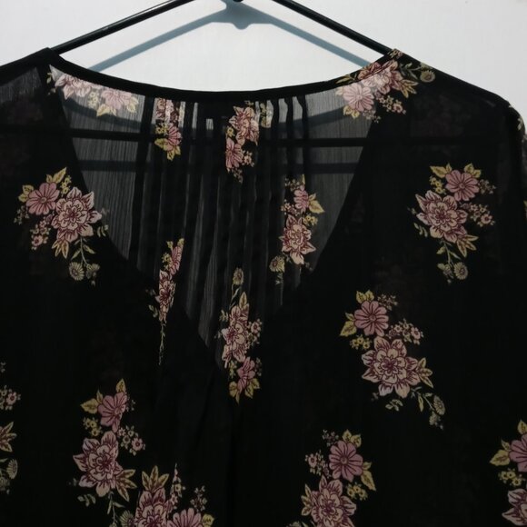 Torrid Womans Sheer Black Floral 3/4 Sleeve Pleats Top SIze 2 - Picture 9 of 9